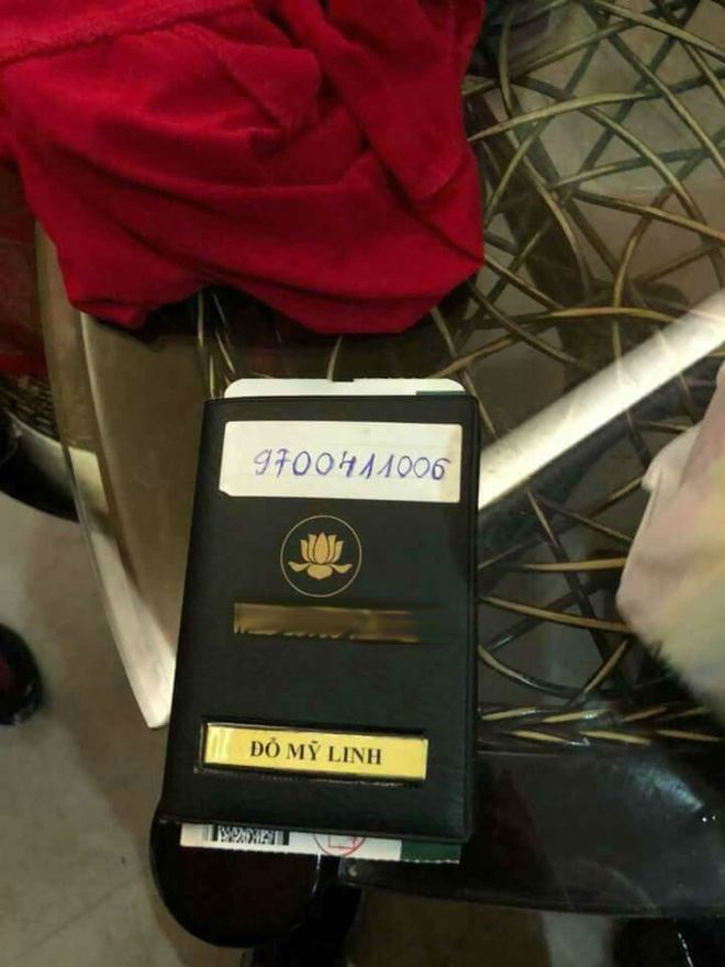 Xôn xao thông tin Hoa hậu Mỹ Linh buồn đến quên túi xách ở sân vận động Thường Châu